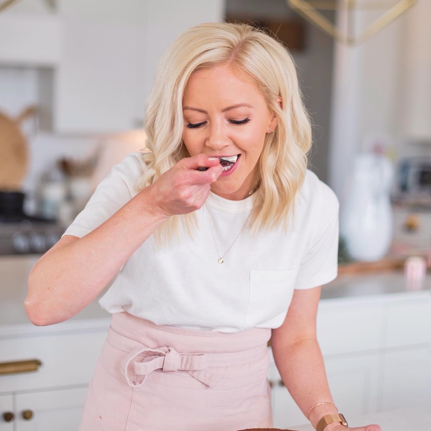 Flourless Chocolate Cake: a rich, decadent chocolate cake, made with just 7 ingredients! #cakebycourtney #cake #flourlesschocolatecake #cakes #chocolatecake #easychocolatecakerecipe #flourlesschocolatecakerecipe