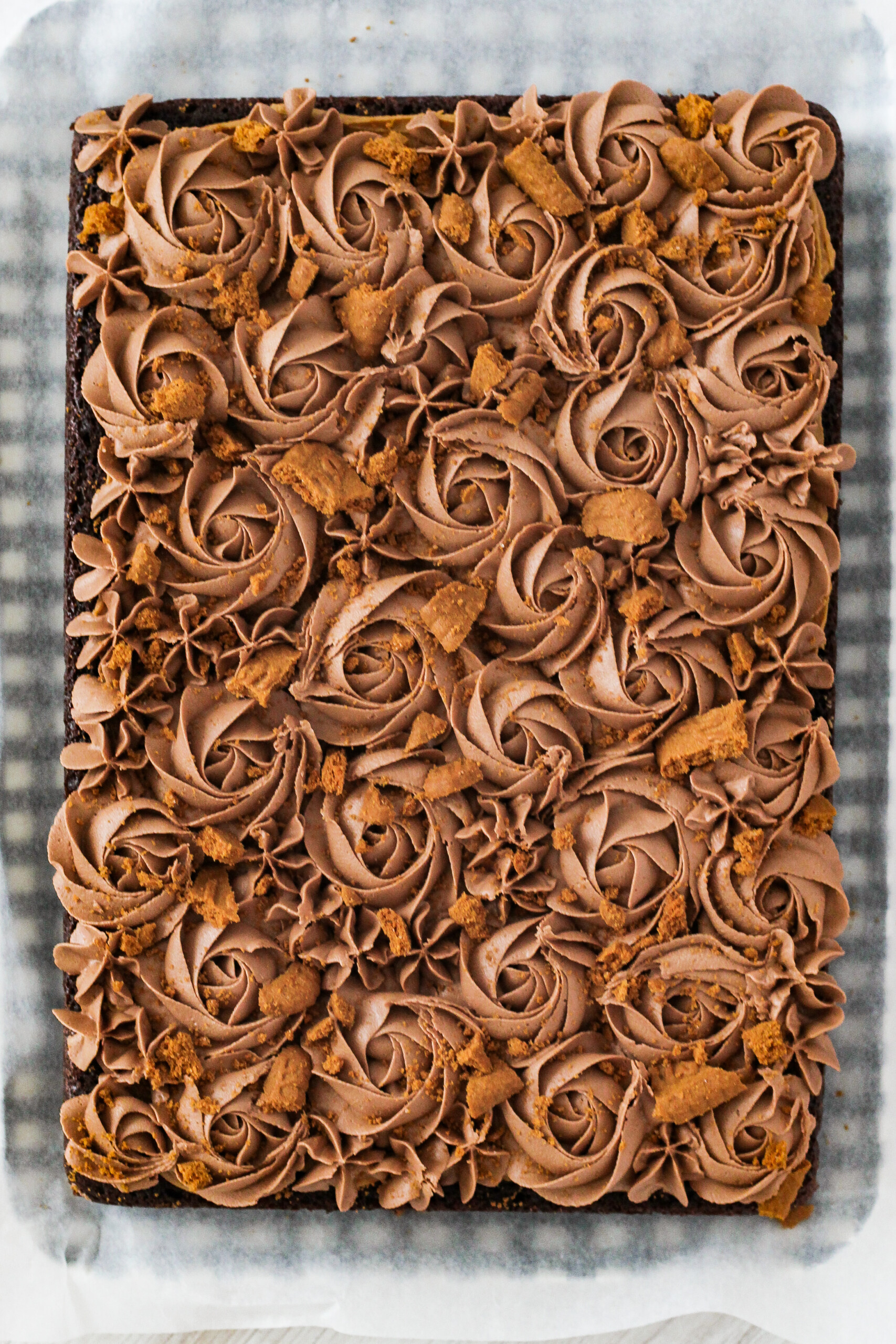 Piping design on a cake.