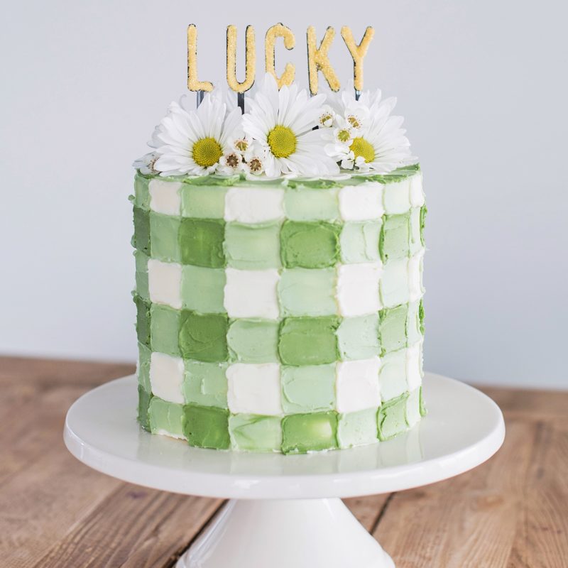 10 easy and cute St. Patrick's Day cake designs from Cake by Courtney #cakebycourtney #cakedesigns #stpatricksdaycake #stpatricksdaycakes #stpatricksdaydessert #stpatricksday #cake #cakes #rainbowcake #rainbow